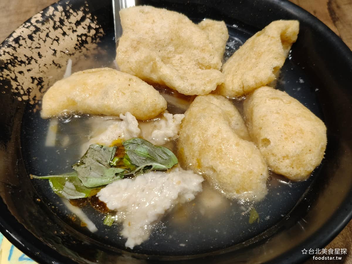 企鵝文肉羹店 企鵝文肉羹店菜單 企鵝文肉羹店推薦 大同區美食 大同美食 雙連美食 台灣小吃 肉羹 綜合羹 肉羹加生魷魚羹的組合,一碗能同時吃到兩種口感,魷魚偏Q彈,湯頭喝起來帶點沙茶香氣,甜度比單純的肉羹湯明顯一些,九層塔的味道不會突出。 @台北美食星探