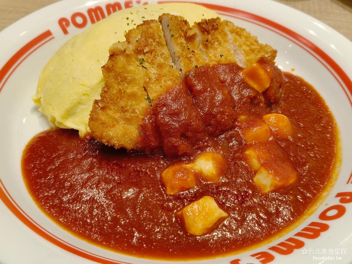 蘋果樹蛋包飯 ポムの樹南港LaLaport店 ポムの樹南港LaLaport店菜單 炸雞排莫札瑞拉起司蛋包飯 茄汁蛋包飯上加了日式炸雞排,跟莫札瑞拉起司,切開起司會牽絲,搭配蛋皮跟茄汁一起吃,份量感十足。 @台北美食星探